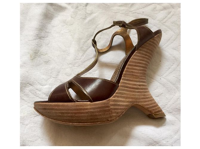 Alberta Ferretti Sandali con zeppa curva Marrone D'oro - vista 2