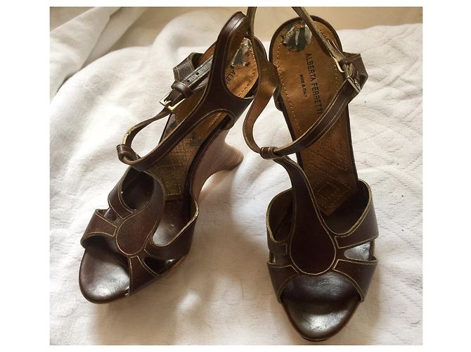 Alberta Ferretti Sandali con zeppa curva Marrone D'oro - vista 4