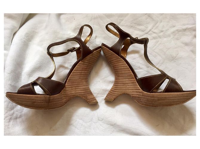 Alberta Ferretti Sandali con zeppa curva Marrone D'oro - vista 5