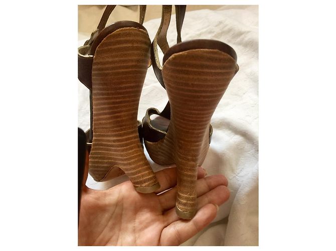 Alberta Ferretti Sandali con zeppa curva Marrone D'oro - vista 8