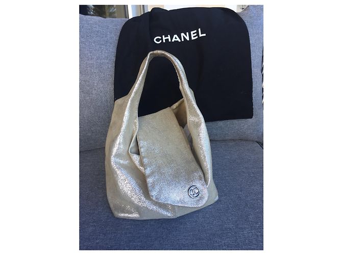 Borsa Hobo Chanel in pelle di vitello metallizzata argento - vista 2
