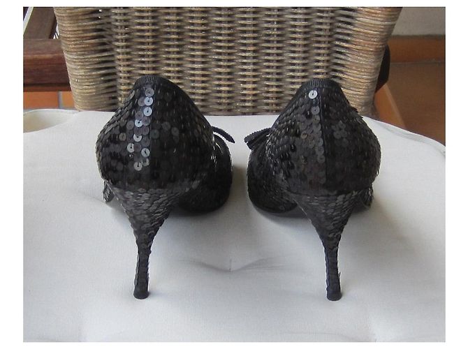 Décolleté Prada in raso nero con punta aperta - vista 2