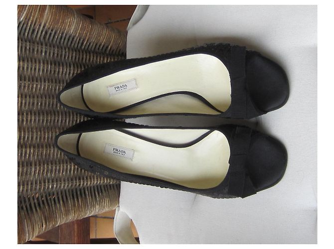 Décolleté Prada in raso nero con punta aperta - vista 3