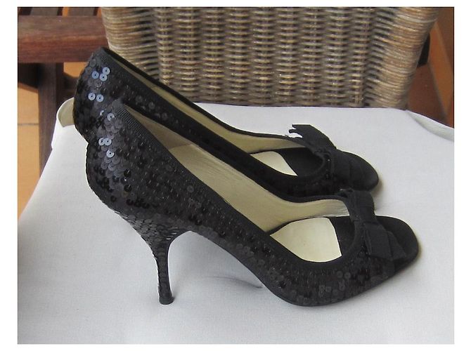 Décolleté Prada in raso nero con punta aperta - vista 4