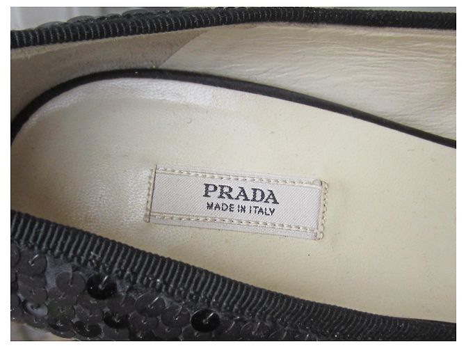 Décolleté Prada in raso nero con punta aperta - vista 5