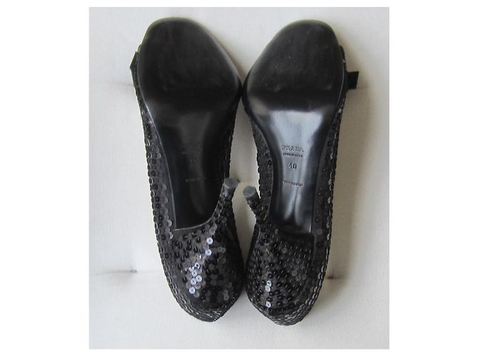 Décolleté Prada in raso nero con punta aperta - vista 6