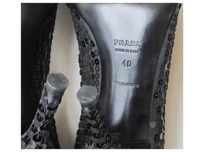 Décolleté Prada in raso nero con punta aperta - vista 7