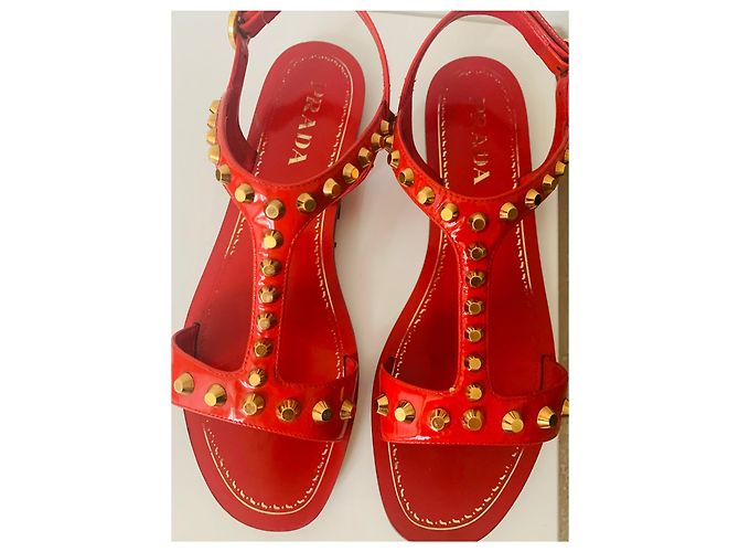 Sandali bassi Prada in vernice rossa con borchie Rosso - vista 3