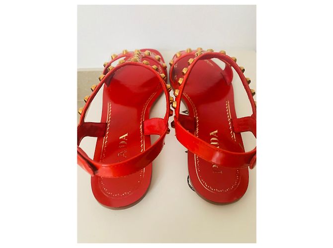 Sandali bassi Prada in vernice rossa con borchie Rosso - vista 5