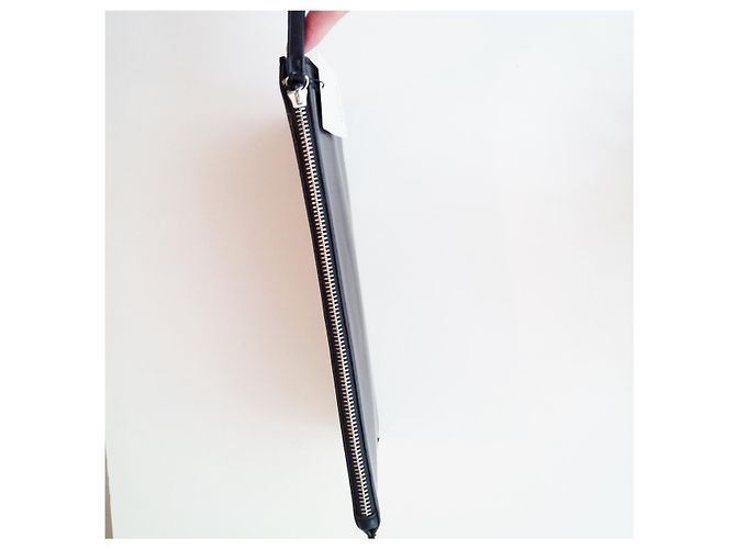 Neu mit Tag. Mango Play Armbandtasche aus Kunstleder. 30 x 19 cm. Schwarz - Ansicht 4