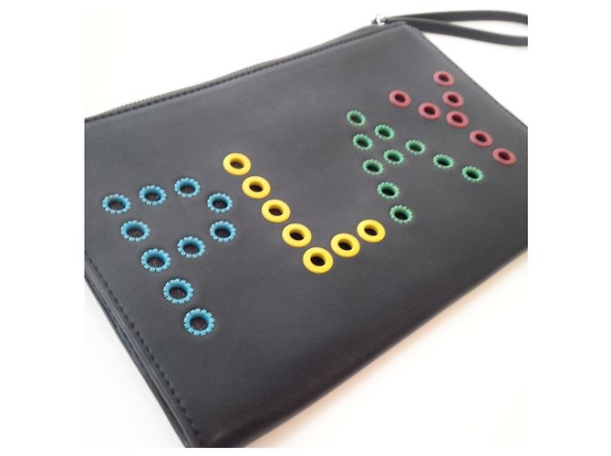 Neu mit Tag. Mango Play Armbandtasche aus Kunstleder. 30 x 19 cm. Schwarz - Ansicht 5