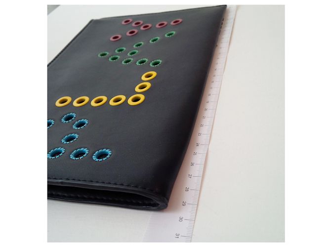 Neu mit Tag. Mango Play Armbandtasche aus Kunstleder. 30 x 19 cm. Schwarz - Ansicht 6