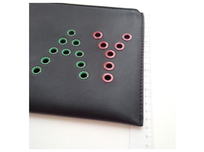 Neu mit Tag. Mango Play Armbandtasche aus Kunstleder. 30 x 19 cm. Schwarz - Ansicht 7