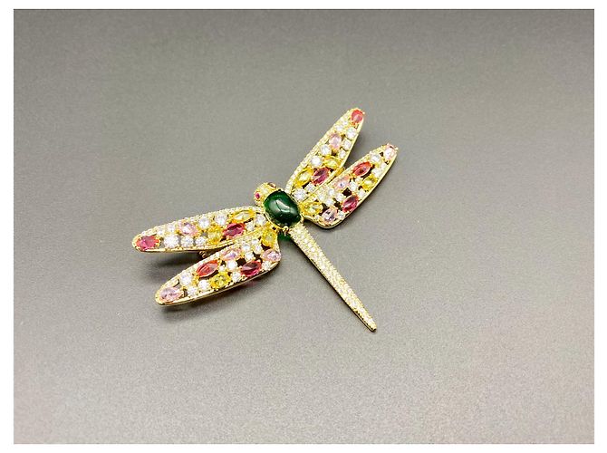 Autre Marque Spilla libellula in metallo placcato oro e cristalli multicolori Gold hardware - vista 3