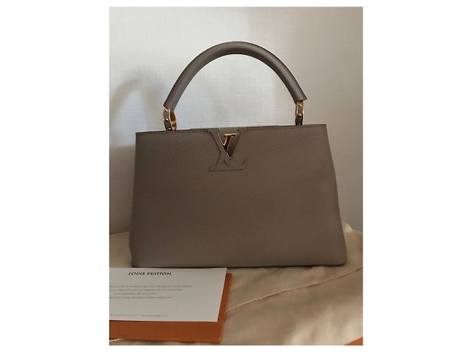 Louis Vuitton Capucines PM Color Galet - vista 2