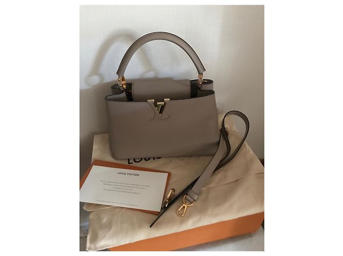 Louis Vuitton Capucines PM Color Galet - vista 3
