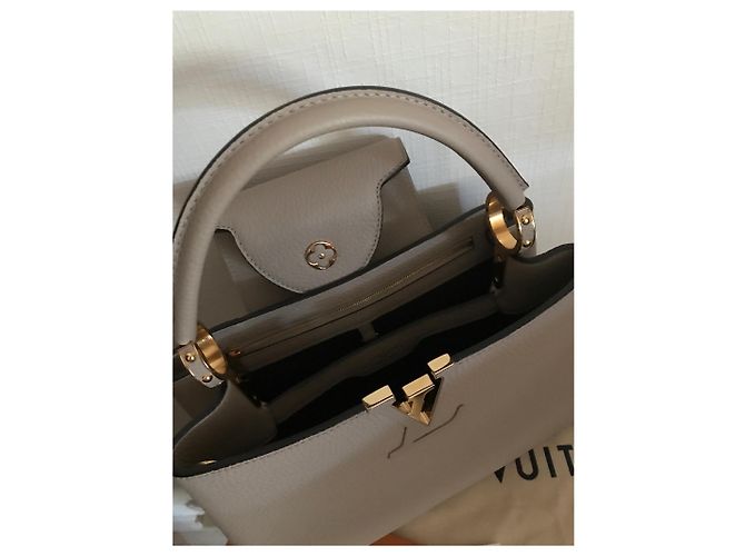 Louis Vuitton Capucines PM Color Galet - vista 4