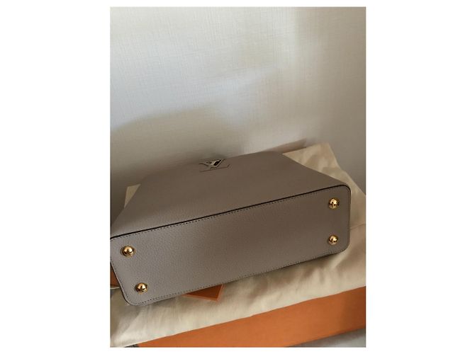 Louis Vuitton Capucines PM Color Galet - vista 5