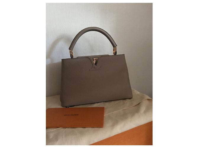 Louis Vuitton Capucines PM Color Galet - vista 6