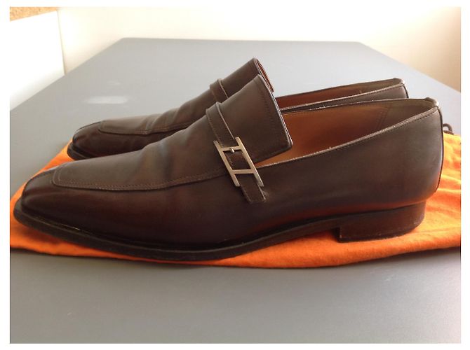 Mocassini Hermès in pelle marrone con dettaglio H dorato - vista 2