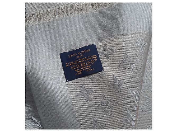 Louis Vuitton Scialle Monogram Shine Gris - vista 2