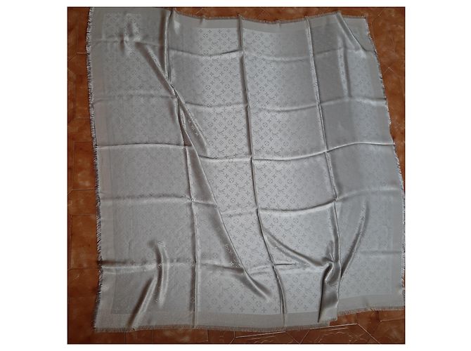 Louis Vuitton Scialle Monogram Shine Gris - vista 3