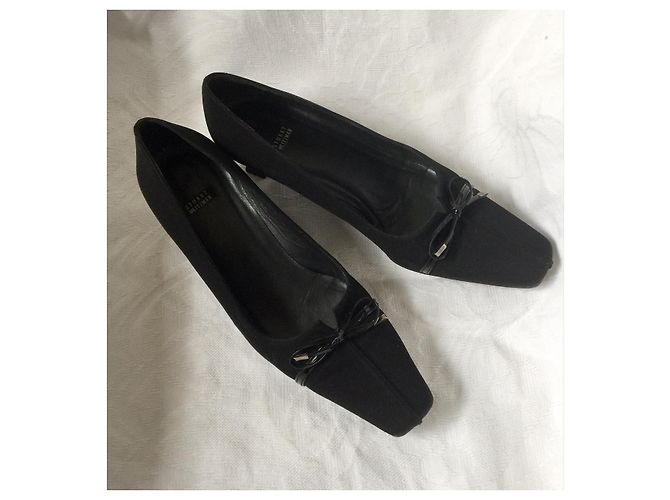 Stuart Weitzman Little Bow schwarze Krepppumps mit Kätzchenabsatz - Ansicht 2