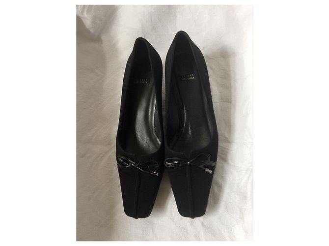 Stuart Weitzman Little Bow schwarze Krepppumps mit Kätzchenabsatz - Ansicht 3