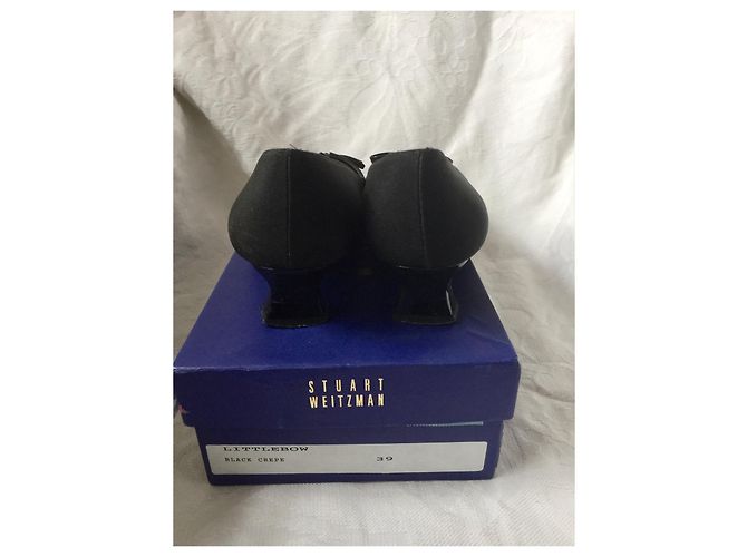 Stuart Weitzman Little Bow schwarze Krepppumps mit Kätzchenabsatz - Ansicht 4