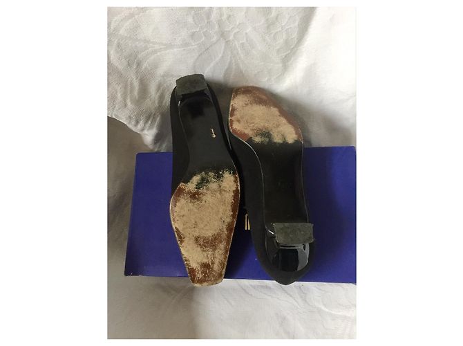 Stuart Weitzman Little Bow schwarze Krepppumps mit Kätzchenabsatz - Ansicht 6