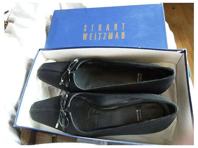 Stuart Weitzman Little Bow schwarze Krepppumps mit Kätzchenabsatz - Ansicht 7