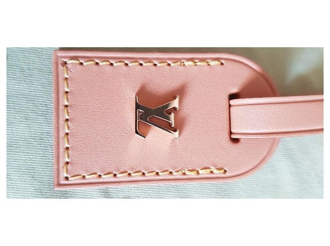 Charm Louis Vuitton de cuero beige - vista 2