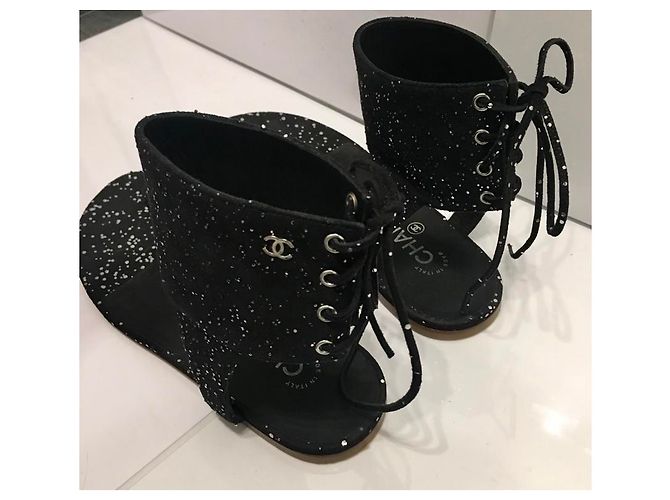 Sandali Chanel in camoscio di capra nero con micro glitter argento - vista 2