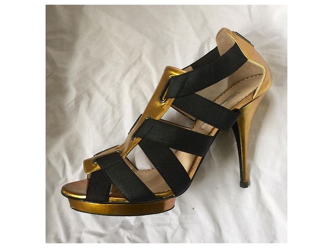 Oscar de la Renta Sandali bandage in vernice nera e oro Nero D'oro - vista 2