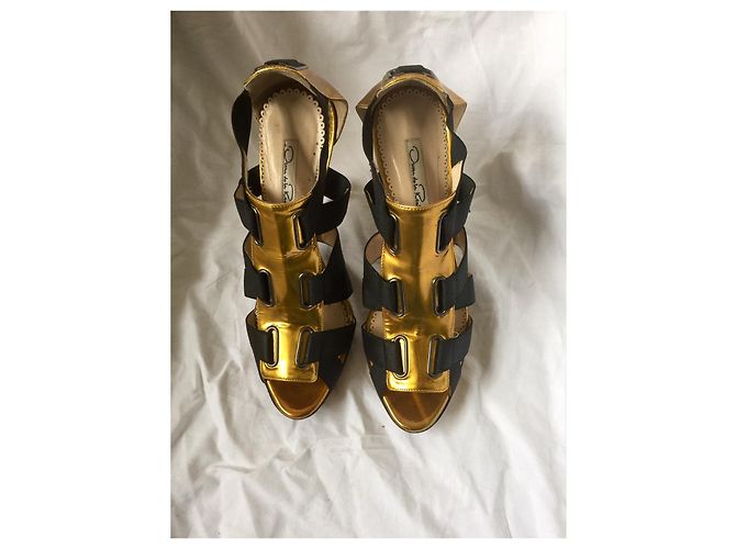 Oscar de la Renta Sandali bandage in vernice nera e oro Nero D'oro - vista 3