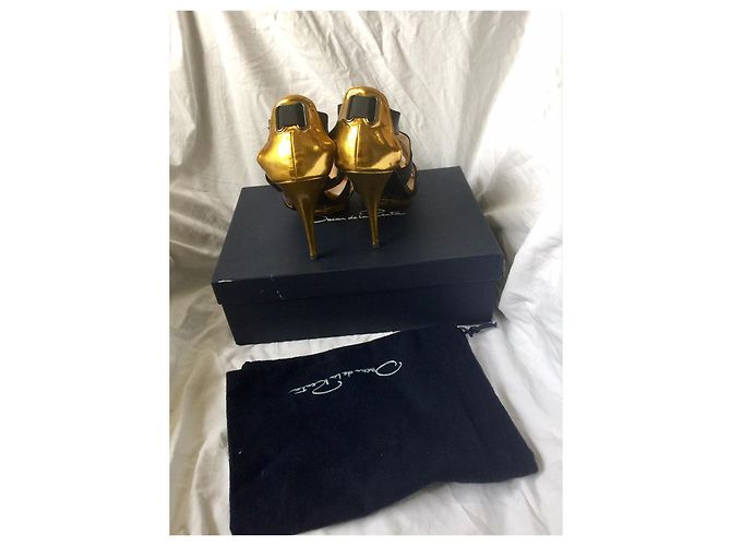 Oscar de la Renta Sandali bandage in vernice nera e oro Nero D'oro - vista 4