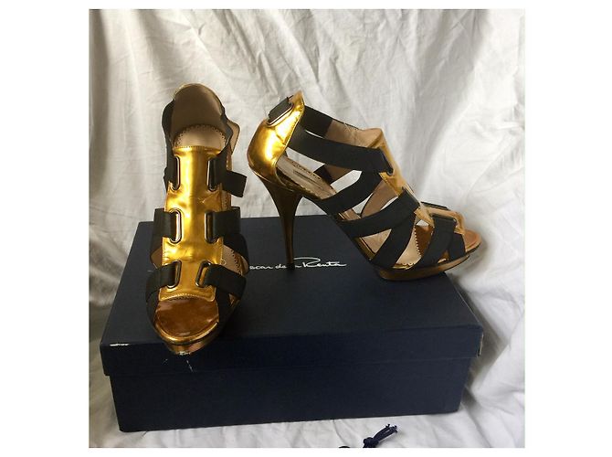 Oscar de la Renta Sandali bandage in vernice nera e oro Nero D'oro - vista 5
