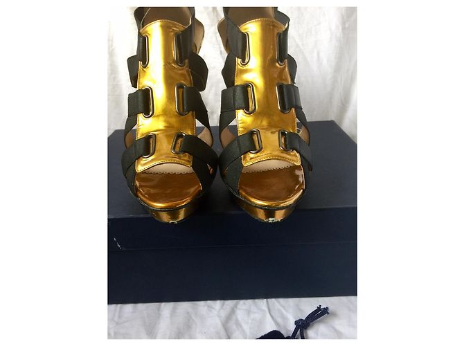 Oscar de la Renta Sandali bandage in vernice nera e oro Nero D'oro - vista 6