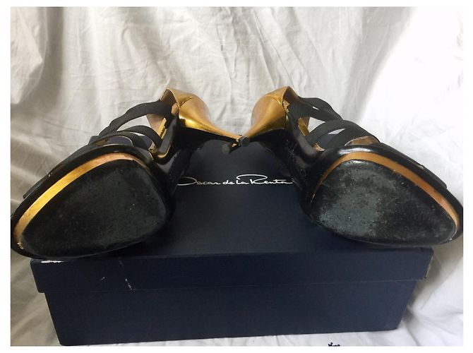 Oscar de la Renta Sandali bandage in vernice nera e oro Nero D'oro - vista 7