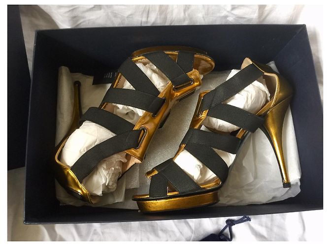 Oscar de la Renta Sandali bandage in vernice nera e oro Nero D'oro - vista 9