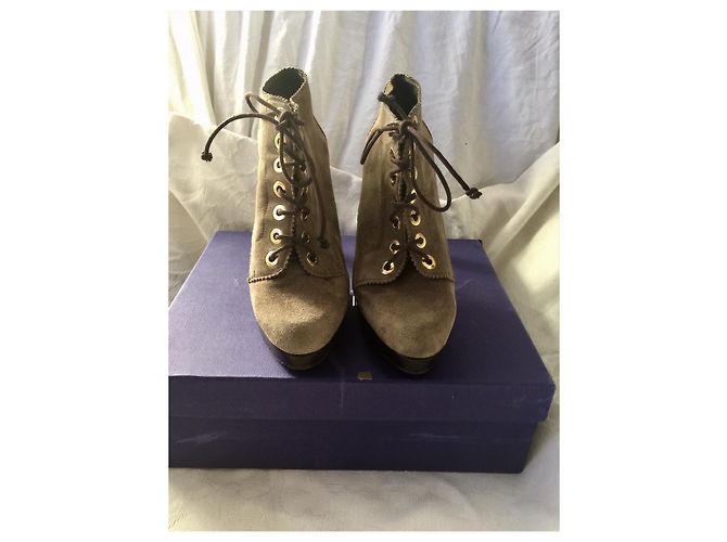 Stuart Weitzman Wildlederstiefeletten mit überbackenen Details Taupe - Ansicht 4