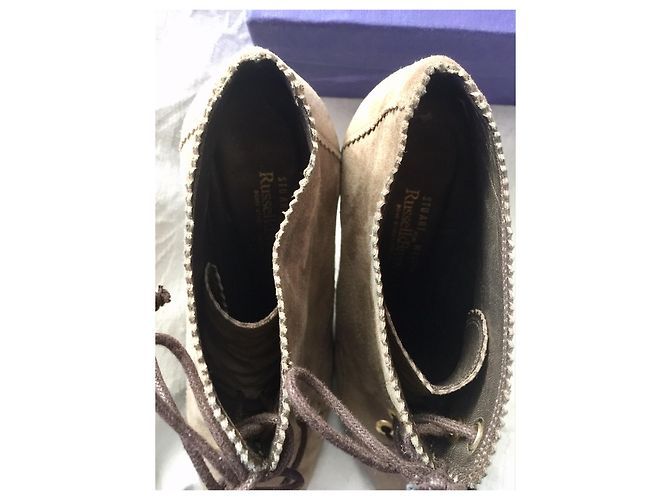 Stuart Weitzman Wildlederstiefeletten mit überbackenen Details Taupe - Ansicht 5