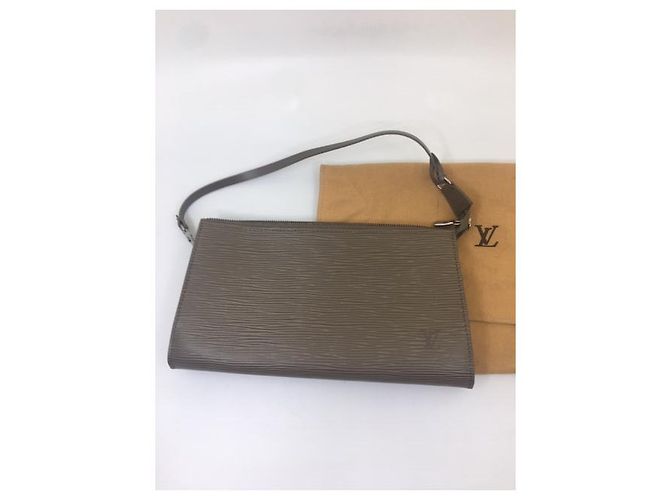 Clutch Louis Vuitton in pelle Epi taupe - vista 2