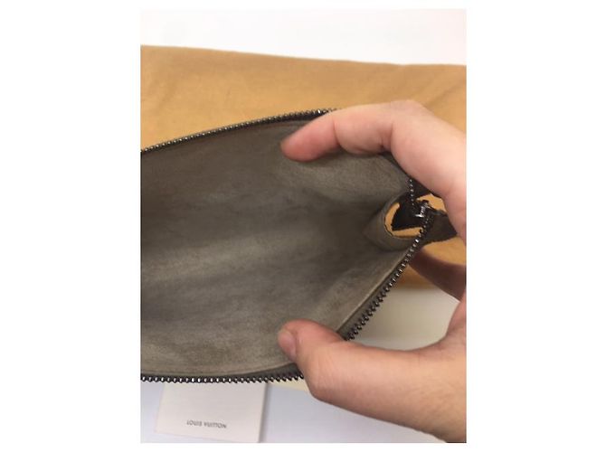 Clutch Louis Vuitton in pelle Epi taupe - vista 11