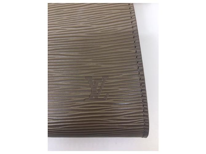 Clutch Louis Vuitton in pelle Epi taupe - vista 3