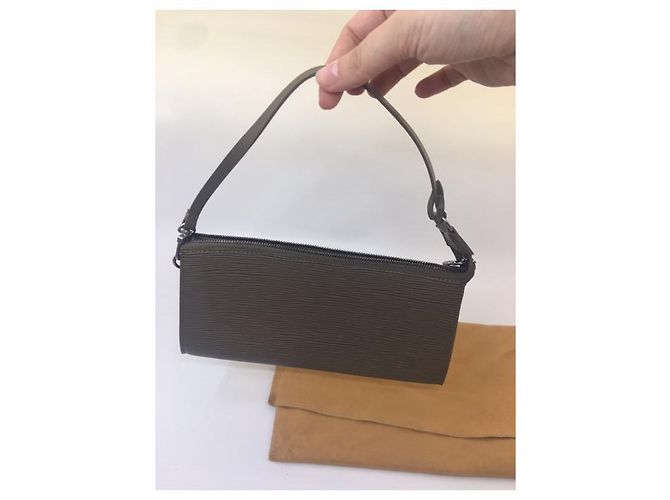 Clutch Louis Vuitton in pelle Epi taupe - vista 4