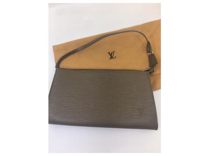 Clutch Louis Vuitton in pelle Epi taupe - vista 5