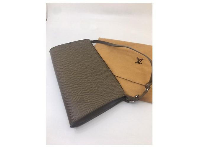 Clutch Louis Vuitton in pelle Epi taupe - vista 6