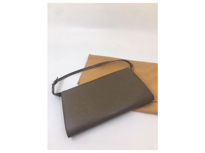 Clutch Louis Vuitton in pelle Epi taupe - vista 7