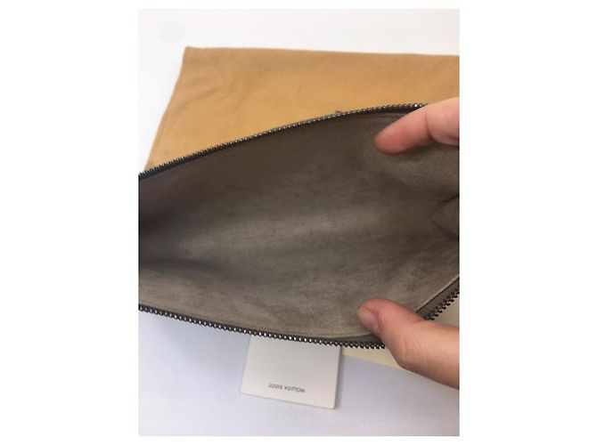 Clutch Louis Vuitton in pelle Epi taupe - vista 10